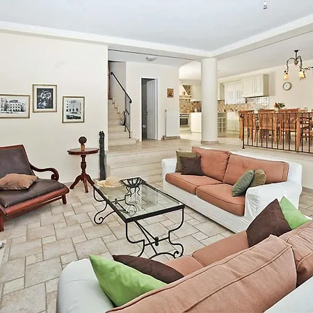 Sleeps 8 Air Con Wifi Villa Gimari