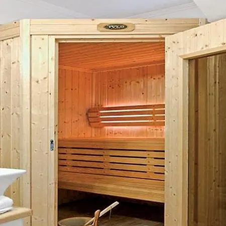 Sleeps 8 Air Con Wifi Villa