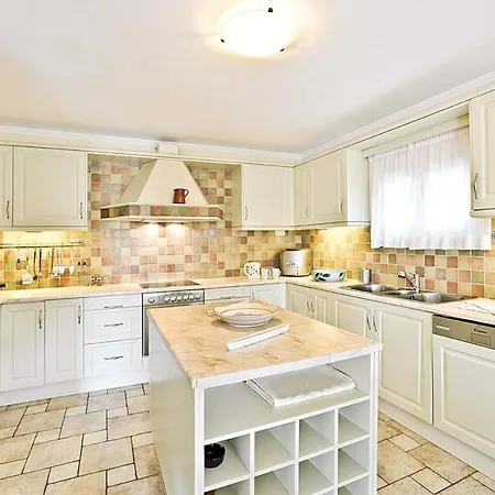 Sleeps 8 Air Con Wifi * Gimari